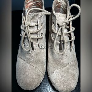 Toms size 7 tan wedge bootie